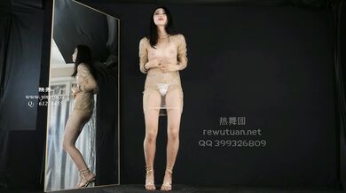 《最新购买精品分享》好多人求购的映秀热舞团长腿风骚脸性感御姐【鑫蕾】二期，各种情趣露逼骚舞顶胯挑逗顶级诱惑 (1)